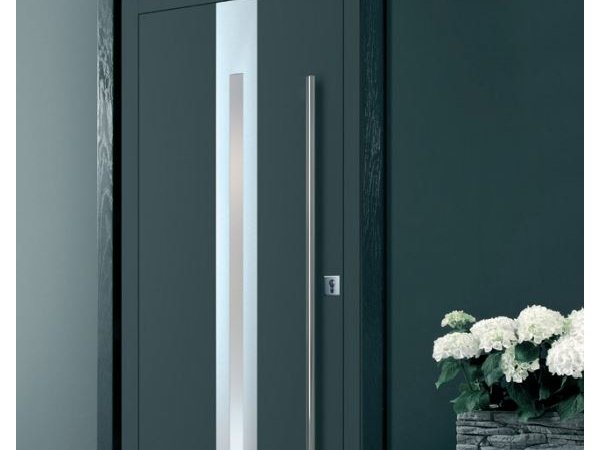 Gama INNOVIEW LINE obejmuje również wysokiej klasy drzwi wejściowe. Solidna, drewniano-aluminiowa konstrukcja zapewnia wysoką termoizolacyjność oraz trwałość na wiele lat. Antywłamaniowe rozwiązania zapewniają poczucie bezpieczeństwa, a możliwość wyposażenia drzwi w czytnik linii papilarnych oraz w specjalny zamek do zdalnego sterowania Z-Wave zwiększa praktyczność produktu oraz wygodę użytkowania.