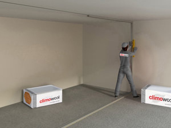 Wkładamy profil pionowy – najpierw w dolny profil poziomy, następnie w górny. Profil pionowy powinien wchodzić w górny profil na głębokość minimum 15 cm.