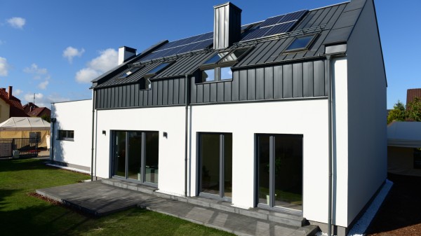 Dom hybrydowy to pasywny lub energooszczędny budynek zasilany odnawialnymi źródłami energii (fot. Saint-Gobain)