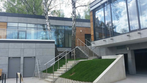 Beton architektoniczny na elewacji