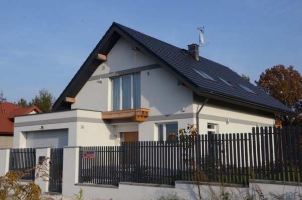Okap szczytowy osłania ściany przed zamakaniem
