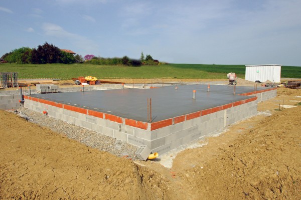 Na ławach fundamentowych spoczywają ściany fundamentowe, które są oparciem dla ścian nadziemia