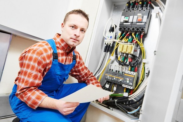 Projekt instalacji elektrycznej wykonuje uprawniony elektryk