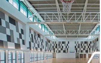 Montaż akustycznych okładzin ściennych HERADESIGN w halach sportowych skutecznie obniża pogłos.