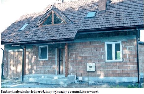 Budynek mieszkalny jednorodzinny wykonany z ceramiki czerwonej.