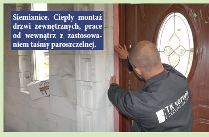 Siemianice. Ciepły montaż drzwi zewnętrznych, prace od wewnątrz z zastosowaniem taśmy paroszczelnej