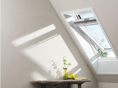 Zdjęcie: Okno obrotowe GGL PK04 2066 drewniane, malowane na biało, 3-szybowe VELUX