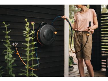 Zdjęcie: Bęben z wężem M 1/2" 20 m i uchwytem naściennym Solid FISKARS