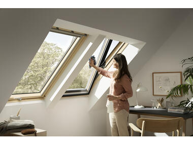 Zdjęcie: Okno GPL 3070 drewniane klapowo-obrotowe, 94x140 cm VELUX