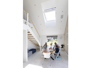 Zdjęcie: Okno elektryczne GGU 006821A drewniano-poliuretanowe otwierane u góry, 94x140 cm VELUX