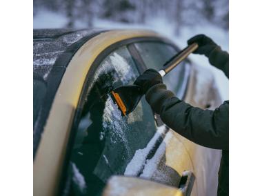 Zdjęcie: Samochodowa szczotka i skrobak do odśnieżania Plus krótki trzonek FISKARS