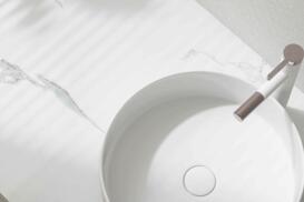 Umywalka ceramiczna czy konglomeratowa