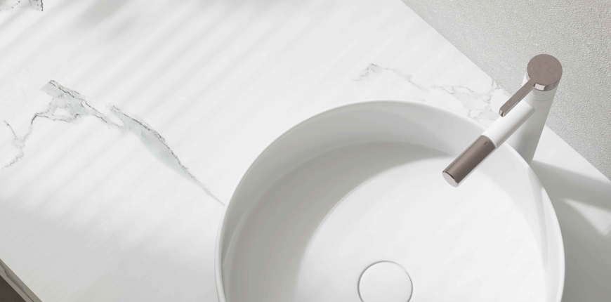 Umywalka ceramiczna czy konglomeratowa