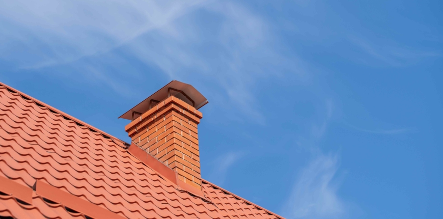 Jak obrobić komin wewnątrz domu i na zewnątrz?