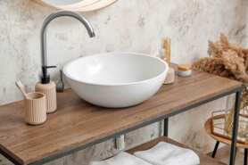 Umywalka ceramiczna czy konglomeratowa