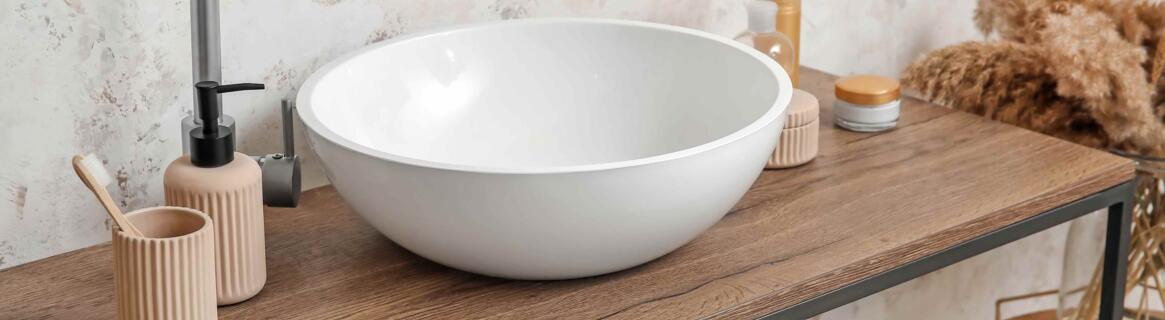 Umywalka ceramiczna czy konglomeratowa