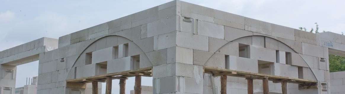 Ważny detal: nadproże w ścianie łukowej z betonu komórkowego