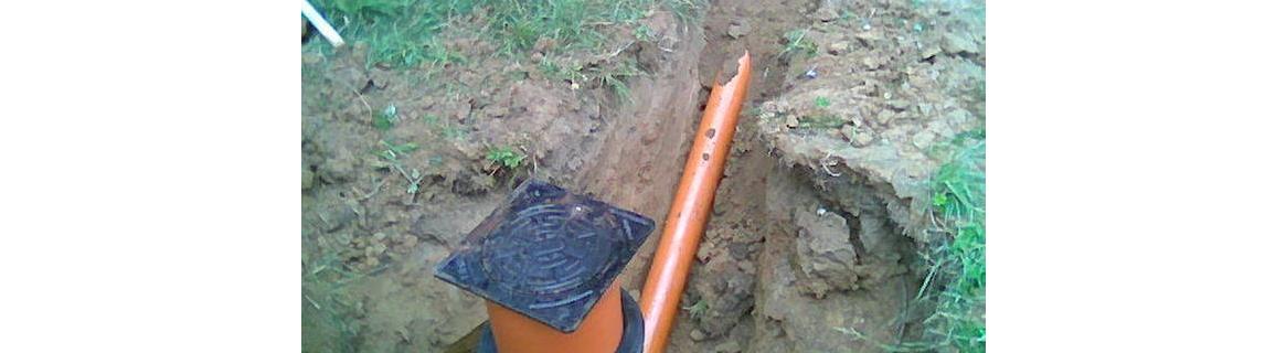 Kanalizacja zewnętrzna domu – przyłączenie kanalizacji do studzienki z tworzywa i włączenie do kolektora 