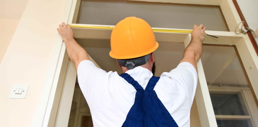 Ościeżnica stała a regulowana