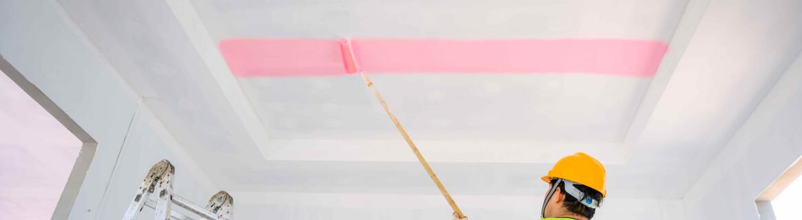 Czy malować sufit w kolorze ścian?