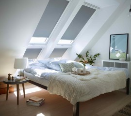 Rolety zaciemniające z białymi prowadnicami od Velux